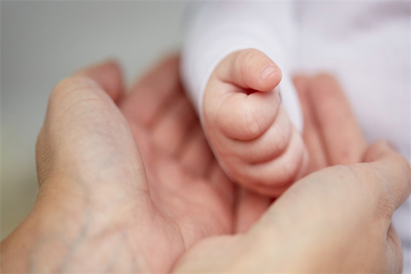 爱心孕育，母爱：六旬母亲为同性恋子代孕诞女
